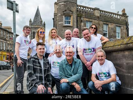 Stockbridge, Edinburgh, Schottland, Vereinigtes Königreich, 25. Juli 2023. Einführung des Edge 2 Radiosenders: DJ Jay Crawford, einer der beliebtesten Radio-DJs Edinburghs, hat den DAB-lizenzierten Sender MIX 1 übernommen, um Edge 2 zu erschaffen, den neuen lokalen Sender Edinburghs, der die beste Musik der letzten 50 Jahre liefert und diesen Monat mit der Übertragung beginnt. Abbildung: Jay Crawford mit vielen Mitgliedern seines Teams, darunter Sam Hinks, Mark Martin, Micky Gavin, Vikki Heaney und Veronika Walker (Vorderseite). Kredit: Sally Anderson/Alamy Live News Stockfoto