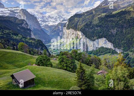 Lauterbrunnen-Tal in der Jungfrau-Region der Schweiz aus der Nähe des Dorfes Wengen mit dem Dorf Lauterbrunnen und dem Wasserfall Staubbach Stockfoto