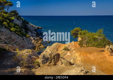 Felsen und Erosion in der Bucht Cala de la Penya Tallada in Salou an der Küste der Costa Daurada (Tarragona, Katalonien, Spanien) Stockfoto