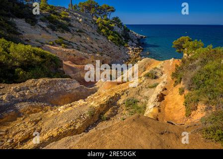 Felsengelände und Erosion in der Bucht Cala de la Penya Tallada in Salou an der Küste der Costa Daurada (Tarragona, Katalonien, Spanien) Stockfoto