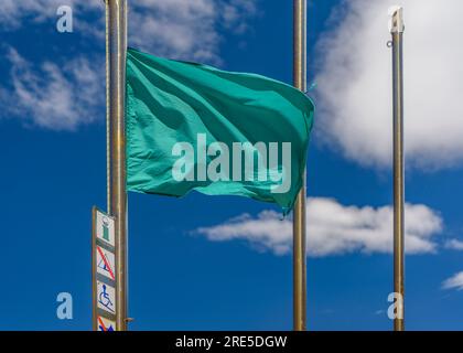 Die grüne Flagge am Strand der Capellans in Salou an der Küste der Costa Daurada an einem Sommertag (Tarragona, Katalonien, Spanien) Stockfoto