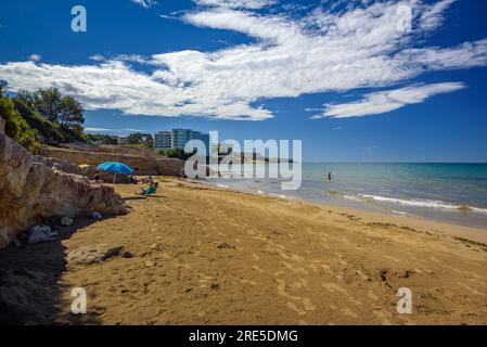 Blick auf Felsen und Klippen am Platja Llarga (langer Strand) in Salou, an der Costa Daurada Küste (Tarragona, Katalonien, Spanien) Stockfoto