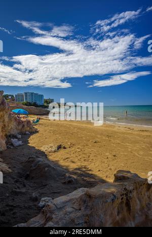 Blick auf Felsen und Klippen am Platja Llarga (langer Strand) in Salou, an der Costa Daurada Küste (Tarragona, Katalonien, Spanien) Stockfoto