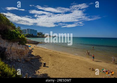 Blick auf Felsen und Klippen am Platja Llarga (langer Strand) in Salou, an der Costa Daurada Küste (Tarragona, Katalonien, Spanien) Stockfoto