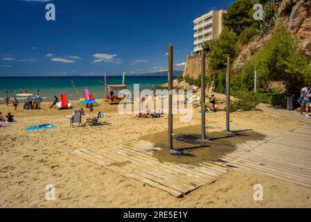 Die Schauer am Strand der Capellans in Salou an der Costa Daurada mit Anzeichen von Einschränkungen aufgrund der Dürre (Tarragona, Katalonien, Spanien) Stockfoto