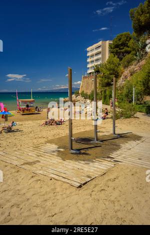 Die Schauer am Strand der Capellans in Salou an der Costa Daurada mit Anzeichen von Einschränkungen aufgrund der Dürre (Tarragona, Katalonien, Spanien) Stockfoto