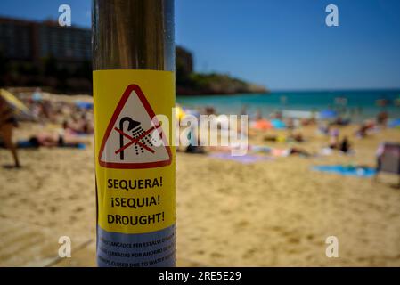 Die Schauer am Strand der Capellans in Salou an der Costa Daurada mit Anzeichen von Einschränkungen aufgrund der Dürre (Tarragona, Katalonien, Spanien) Stockfoto