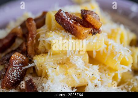 Detail eines Tellers Pasta Carbonara. Typisch italienisches und römisches Gericht. Pasta alla Carbonara mit Rigatoni Guanciale, wie Speck und Ei. Det Stockfoto