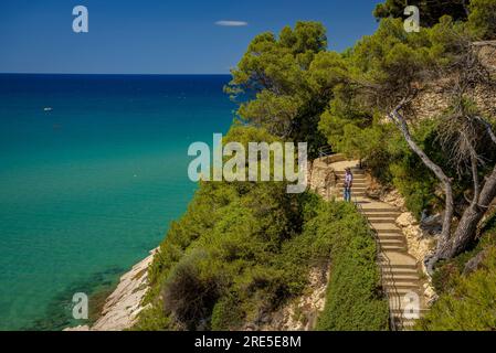 Blick auf einige Treppen des Küstenpfads (Camí de ronda) in Salou, an der Costa Daurada Küste, zwischen den Stränden der Stadt (Tarragona, Katalonien, Spanien) Stockfoto