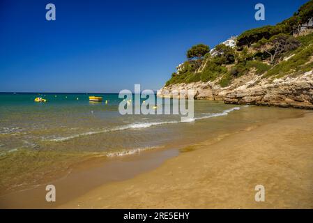 Blick auf Felsen und Klippen am Platja Llarga (langer Strand) in Salou, an der Costa Daurada Küste (Tarragona, Katalonien, Spanien) Stockfoto