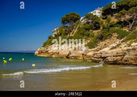 Blick auf Felsen und Klippen am Platja Llarga (langer Strand) in Salou, an der Costa Daurada Küste (Tarragona, Katalonien, Spanien) Stockfoto