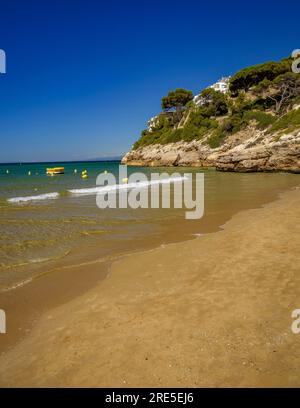 Blick auf Felsen und Klippen am Platja Llarga (langer Strand) in Salou, an der Costa Daurada Küste (Tarragona, Katalonien, Spanien) Stockfoto