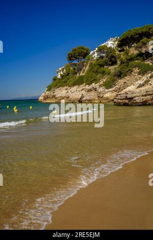 Blick auf Felsen und Klippen am Platja Llarga (langer Strand) in Salou, an der Costa Daurada Küste (Tarragona, Katalonien, Spanien) Stockfoto