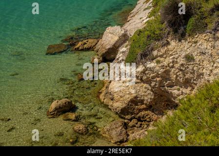 Blick auf Felsen und Klippen am Platja Llarga (langer Strand) in Salou, an der Costa Daurada Küste (Tarragona, Katalonien, Spanien) Stockfoto