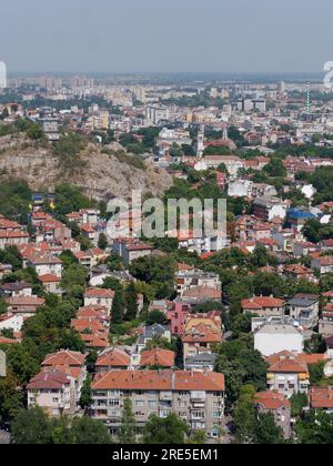 Blick vom Alyosha-Denkmal auf dem Bunarjik-Hügel über die Stadt Plovdiv, Bulgarien. Die älteste Stadt Europas. Juli 2023. Stockfoto