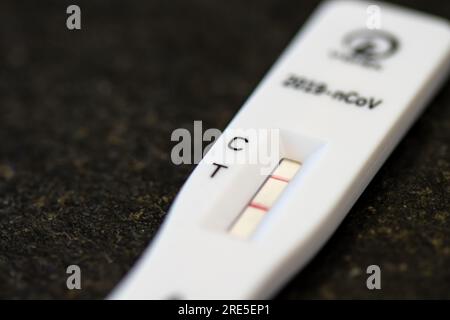 Covid-positive Testdetails. Positives Ergebnis des SARS-Cov-2 Coronavirus-Kontrollabstrichs. Covid-19-Speicheltest mit aktiviertem positiven Marker Stockfoto