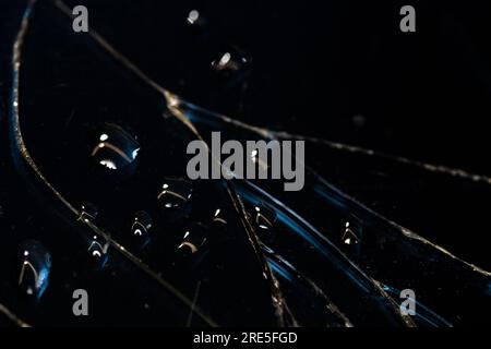 Zerrissenes Glas mit Wassertropfen. Glashintergrund mit Wassertropfen und Reflexion auf der Oberfläche. Hintergrundbild Bremskonzept Stockfoto