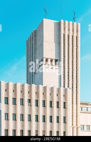 Novi Sad, Serbien - 8. Juli 2023: Palast Banlev, Residenz der Provinzregierung und Versammlung der Autonomen Provinz Vojvodina und Most imp Stockfoto