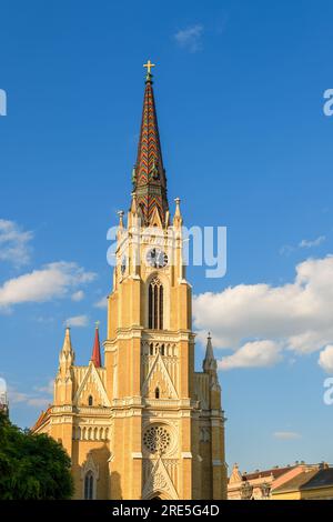 Novi Sad, Serbien - 8. Juli 2023: Name der Marienkirche, katholische Kathedrale im Stadtzentrum. Der 72 Meter lange Glockenturm mit dem goldenen Kreuz wurde fertiggestellt Stockfoto