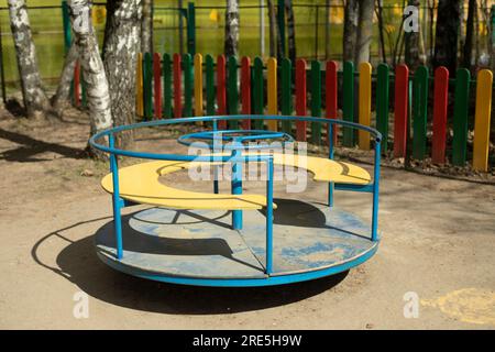 Karussell auf dem Spielplatz. Leerer Spielplatz. Anziehungskraft für Kleinkinder. Spielplatz im Hof. Stockfoto