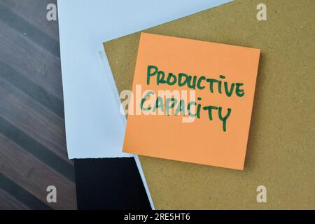 Das Konzept der produktiven Schreibfähigkeit auf Haftnotizen isoliert auf Holztisch. Stockfoto