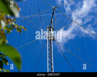 Nahaufnahme einer Hochschinken-Radioantenne vor einem blauen Himmel. Sommerzeit Stockfoto