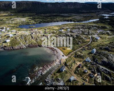 Luftküste Ostküsten-Gemeinde mit Blick auf ferne zerklüftete Gebiete und Seen mit Häusern an der Küste in Keels Newfoundland Canada Stockfoto