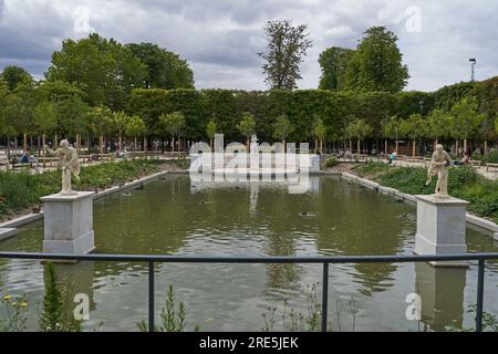 Paris, Frankreich - 13. Juli 2023 - der Tuileriengarten in Paris im Sommer Stockfoto