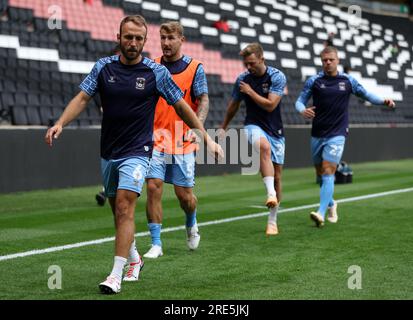 Liam Kelly (links) von Coventry City wärmt sich vor dem Vorsaison-Spiel im Stadium MK, Milton Keynes, auf. Bilddatum: Dienstag, 25. Juli 2023. Stockfoto