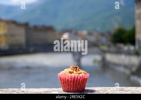 Gateau Grenoblois, französischer Walnusskaffee, Spezialität von Grenoble und Blick auf den zentralen Teil der Stadt Grenoble, die Berge um den Fluss Isere, Fr. Stockfoto