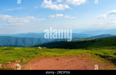 Tauchen Sie ein in die atemberaubende Symphonie der Pracht der Natur, wo majestätische Berggipfel den Himmel berühren, üppige Täler in Ruhe wiegen und Stockfoto