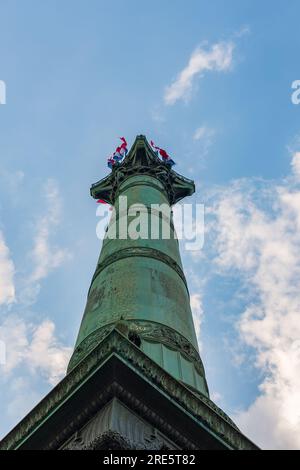 Paris, Frankreich, 2018. Flachwinkel-Aufnahme des Schachts der Juli-Säule, Place de la Bastille, mit französischen Flaggen an der Spitze zur Feier des Bastille-Tages Stockfoto