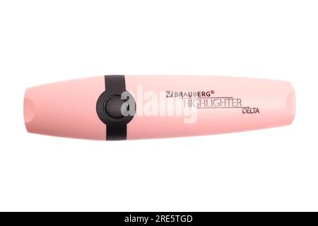 Textmarker BRAUBERG DELTA Pink, isoliert auf weißem Hintergrund Stockfoto