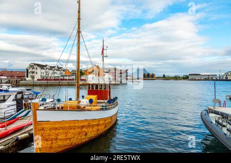 Yachten und Boote mit Lagune im Hintergrund am Pier in Svolvaer, Lototen Islands, Austvagoya, Vagan Municipality, Nordland County, Norwegen Stockfoto