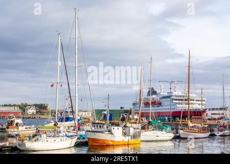 Yachten und Boote und Kreuzfahrtschiffe am Pier im Hafen von Svolvaer, Lototen Inseln, Austvagoya, Vagan Municipality, Nordland County, Norwegen Stockfoto