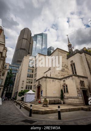 London, Vereinigtes Königreich: Die niederländische Kirche in Austin Friars in der Stadt London. Hochformat. Stockfoto