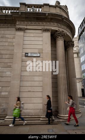 London, Vereinigtes Königreich: Menschen, die an der Bank of England auf der Threadneedle Street in der City of London vorbeigehen. Das Straßenschild ist an der Wand. Stockfoto