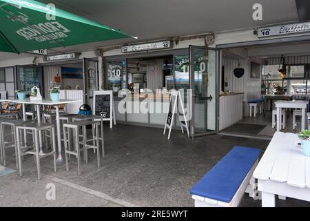 Hamburg - Juni 14 2023: Fischbrotchenbude oder Fish Sandwich and Roll Stall Brucke 10 in St. Pauli Landungsbrücken. Stockfoto