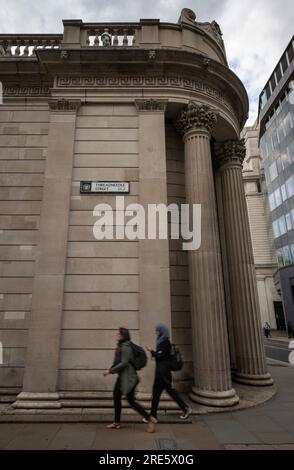 London, Vereinigtes Königreich: Menschen, die an der Bank of England auf der Threadneedle Street in der City of London vorbeigehen. Das Straßenschild ist an der Wand. Stockfoto