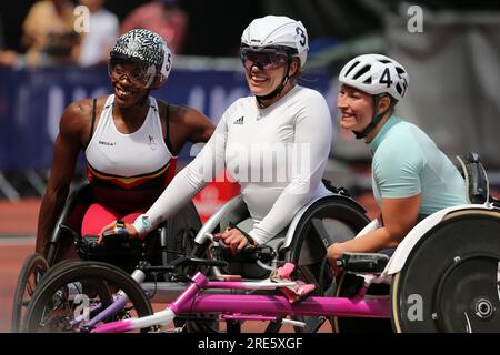 Sammi KINGHORN 1. (Großbritannien), Léa BAYEKULA 2. (Belgien) und Hannah COCKROFT 3. (Großbritannien) nach der Teilnahme am Rollstuhl-Finale der Frauen 800m bei der 2023, IAAF Diamond League, Queen Elizabeth Olympic Park, Stratford, London, Großbritannien. Stockfoto