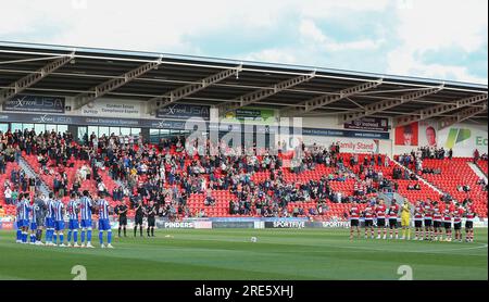 Doncaster, Großbritannien. 25. Juli 2023. Minutenapplaus für Trevor Francis und Chris Bart-Williams während des Vorsaison-freundlichen Spiels des Doncaster Rovers FC gegen Sheffield Wednesday FC im Eco-Power Stadium, Doncaster, Großbritannien, am 25. Juli 2023 Credit: Every second Media/Alamy Live News Stockfoto