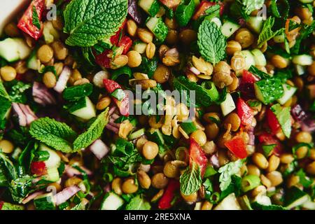 Frischer Sommer-Lentil Tabbouleh-Salat Ein gesundes Medley mit Linsen, Kräutern und saisonalen Köstlichkeiten Stockfoto