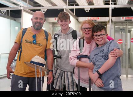 Ehemann James und Clare Gorrick, mit ihren Kindern Harry (2. links) und Wilfie aus Ely, Cambridgeshire, kommen mit einem easyJey Flug von Rhodos in Griechenland nach Gatwick Airport in Crawley, West Sussex zurück. Schätzungen zufolge befinden sich bis zu 10.000 Briten auf Rhodos, die von einem Brand heimgesucht wurden, und Rückführungsflüge zur Rettung von Urlaubern, die im Vereinigten Königreich landen. Bilddatum: Dienstag, 25. Juli 2023. Stockfoto