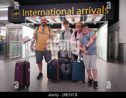 Ehemann James und Clare Gorrick, mit ihren Kindern Harry (2. links) und Wilfie aus Ely, Cambridgeshire, kommen mit einem easyJey Flug von Rhodos in Griechenland nach Gatwick Airport in Crawley, West Sussex zurück. Schätzungen zufolge befinden sich bis zu 10.000 Briten auf Rhodos, die von einem Brand heimgesucht wurden, und Rückführungsflüge zur Rettung von Urlaubern, die im Vereinigten Königreich landen. Bilddatum: Dienstag, 25. Juli 2023. Stockfoto