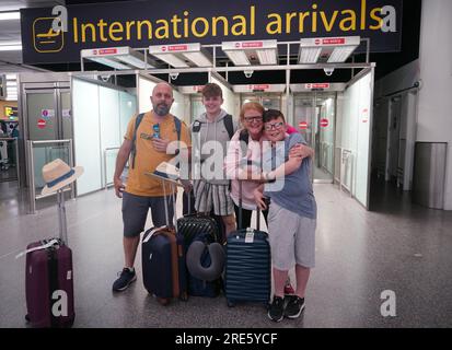 Ehemann James und Clare Gorrick, mit ihren Kindern Harry (2. links) und Wilfie aus Ely, Cambridgeshire, kommen mit einem easyJey Flug von Rhodos in Griechenland nach Gatwick Airport in Crawley, West Sussex zurück. Schätzungen zufolge befinden sich bis zu 10.000 Briten auf Rhodos, die von einem Brand heimgesucht wurden, und Rückführungsflüge zur Rettung von Urlaubern, die im Vereinigten Königreich landen. Bilddatum: Dienstag, 25. Juli 2023. Stockfoto