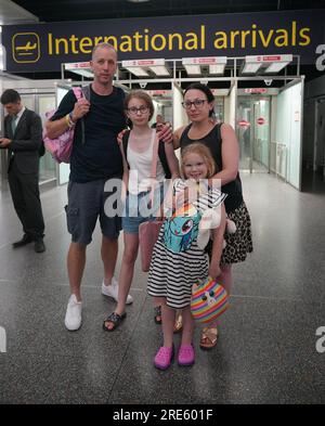 Matt und Christina Gillmore, mit ihren Kindern Ivy Rose (2. übrig), 12 Jahre alt, und Emily, 6 Jahre alt, aus Sidcup, Kent, kommen Sie mit einem easyJey-Flug von Rhodos in Griechenland zurück zum Gatwick Airport in Crawley, West Sussex. Schätzungen zufolge befinden sich bis zu 10.000 Briten auf Rhodos, die von einem Brand heimgesucht wurden, und Rückführungsflüge zur Rettung von Urlaubern, die im Vereinigten Königreich landen. Bilddatum: Dienstag, 25. Juli 2023. Stockfoto