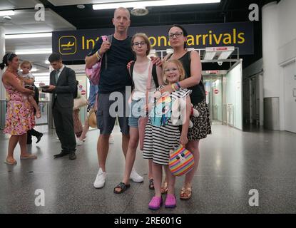 Matt und Christina Gillmore, mit ihren Kindern Ivy Rose (2. übrig), 12 Jahre alt, und Emily, 6 Jahre alt, aus Sidcup, Kent, kommen Sie mit einem easyJey-Flug von Rhodos in Griechenland zurück zum Gatwick Airport in Crawley, West Sussex. Schätzungen zufolge befinden sich bis zu 10.000 Briten auf Rhodos, die von einem Brand heimgesucht wurden, und Rückführungsflüge zur Rettung von Urlaubern, die im Vereinigten Königreich landen. Bilddatum: Dienstag, 25. Juli 2023. Stockfoto