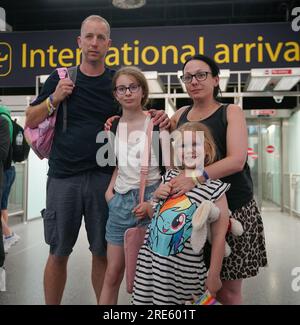 Matt und Christina Gillmore, mit ihren Kindern Ivy Rose (2. übrig), 12 Jahre alt, und Emily, 6 Jahre alt, aus Sidcup, Kent, kommen Sie mit einem easyJey-Flug von Rhodos in Griechenland zurück zum Gatwick Airport in Crawley, West Sussex. Schätzungen zufolge befinden sich bis zu 10.000 Briten auf Rhodos, die von einem Brand heimgesucht wurden, und Rückführungsflüge zur Rettung von Urlaubern, die im Vereinigten Königreich landen. Bilddatum: Dienstag, 25. Juli 2023. Stockfoto