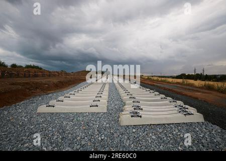 Baustelle für Eisenbahngleise. Bau einer neuen Zug- oder Straßenbahnverbindung. Themen: Bau, Entwicklung und Eisenbahnverkehr. Stockfoto