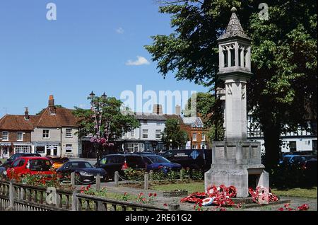 Beaconsfield, Buckinghamshire, Großbritannien, im Sommer mit Blick auf die Altstadt und das Kriegsdenkmal Stockfoto